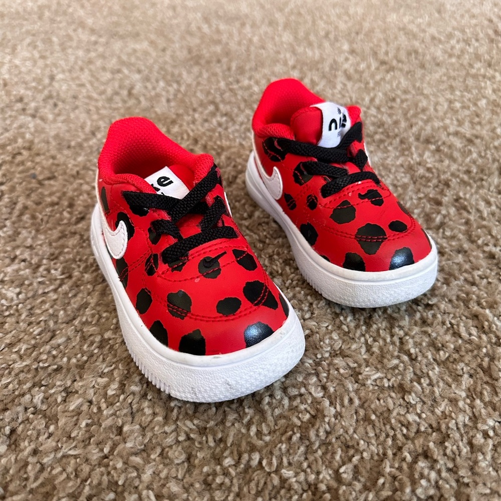 Nike Toddler Girls “Ladybug” shoes Size 5c
